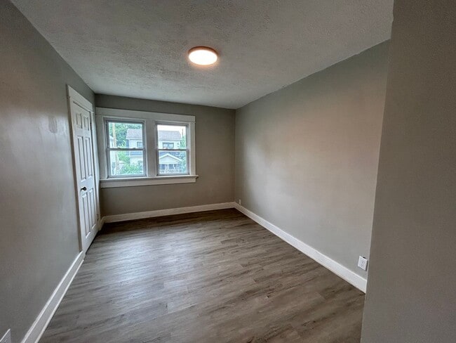 Building Photo - Spacious 3-Bedroom, 1 Bathroom Home Locate...