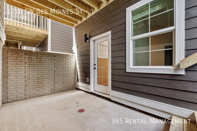 Building Photo - 1216 SW Des Moines St