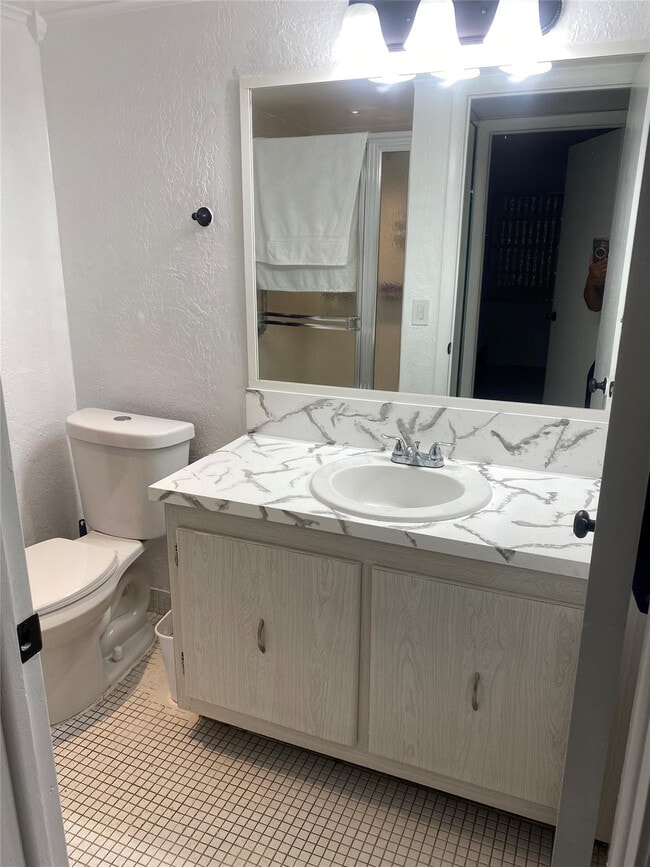 Building Photo - 785 Burgundy St