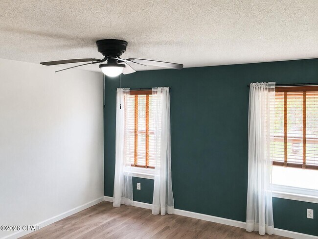 Building Photo - 3213 Azalea Cir