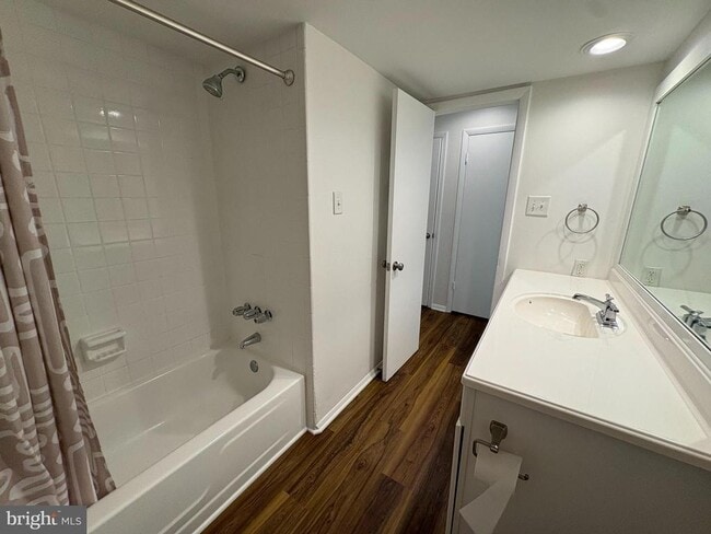 Building Photo - 50 Darien Way