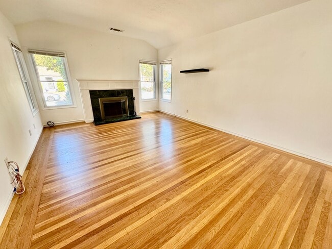Building Photo - Remodeled 3Bed/2Bath Home in San Leandro –...
