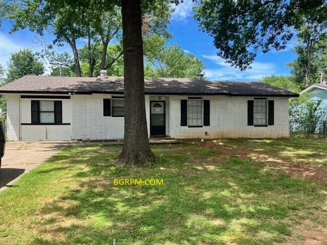 Primary Photo - Fully Furnished 4 Bdrm Home
