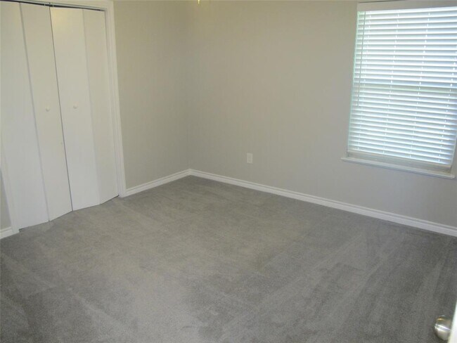 Building Photo - 3504 Roanoke Dr