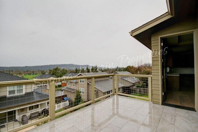 Building Photo - Gorgeous 4 Bed/3Bath House Available in De...