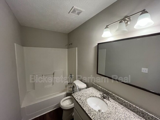 Building Photo - 403 Raintree St