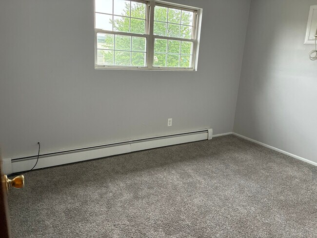 Building Photo - 136 Maple Ave