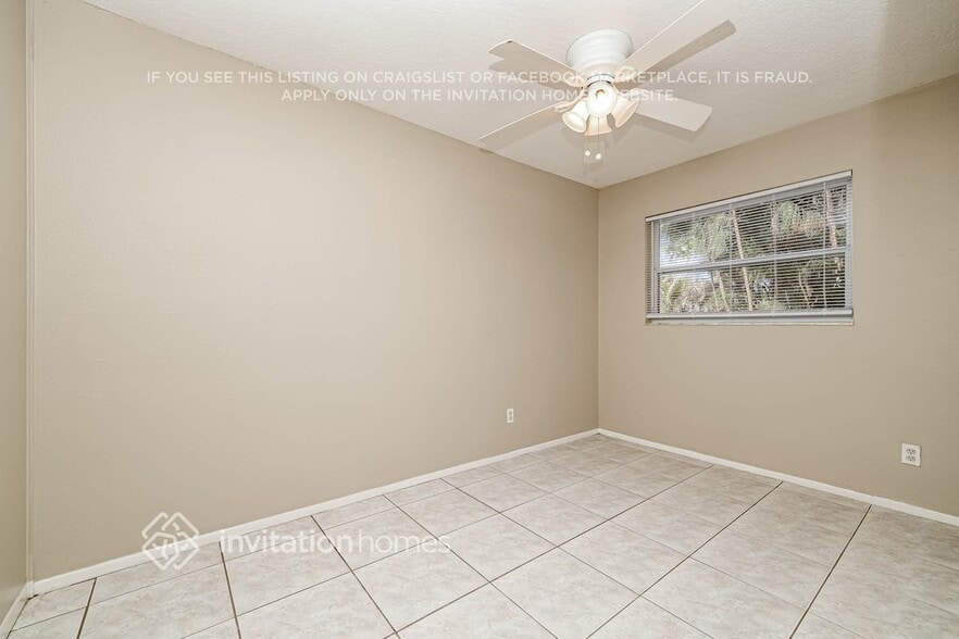 Building Photo - 130 NE Madison Cir N