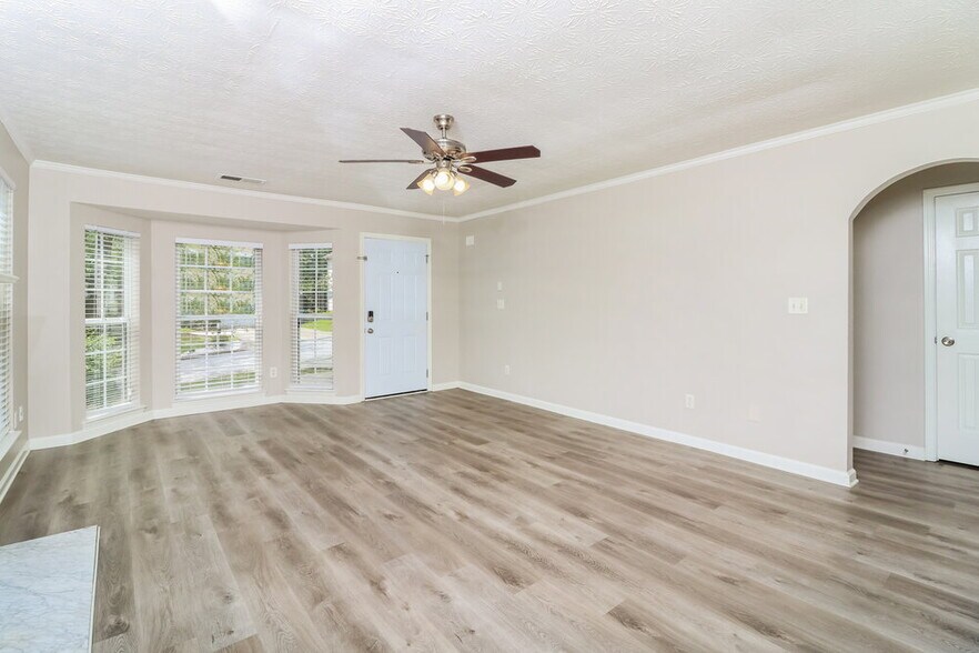Building Photo - 2540 Lake Royale Dr
