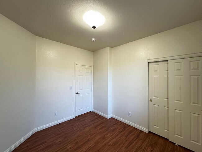 Building Photo - SOLANO AT THE VISTAS