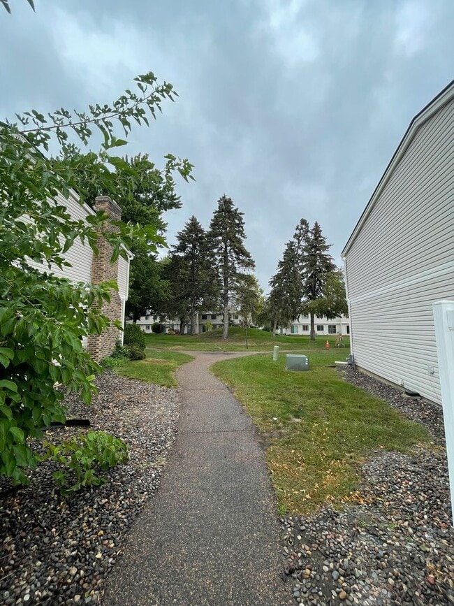 Building Photo - Spacious 3 BR / 2 BA Townhouse w/ Walkout ...