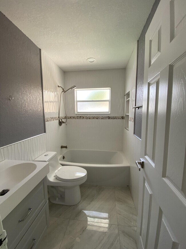 Building Photo - 2361 Harbor Town Dr