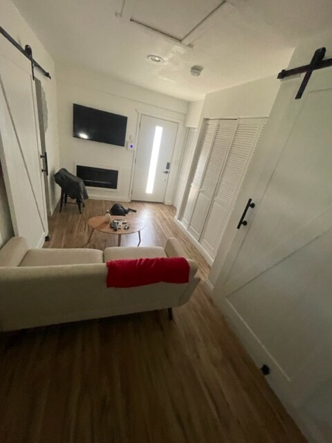 Building Photo - 1419 W 58th Plz