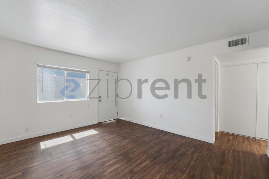 Building Photo - Unit B114
