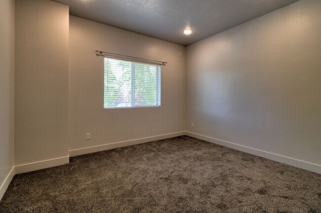 Building Photo - 67 E 500 S