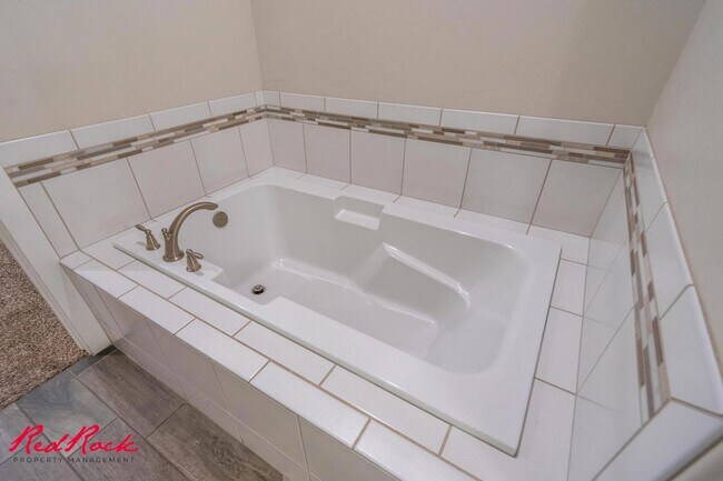 Building Photo - Pet Friendly 4 Bedroom Home! Internet Incl...