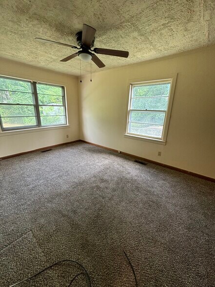 Building Photo - 823 N Oswego Ave