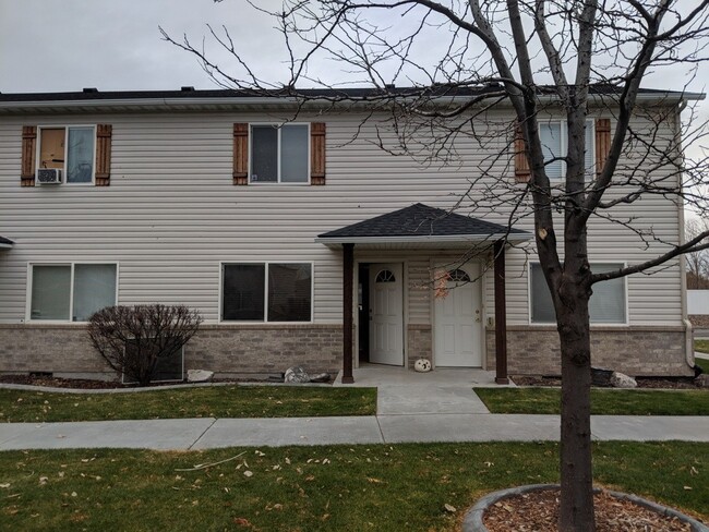 Primary Photo - Great 2 bedroom, 1.5 bath townhome found a...