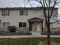Building Photo - Great 2 bedroom, 1.5 bath townhome found a...