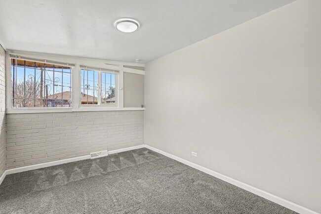 Building Photo - Newly Renovated 2Bed/1Bath Duplex in Park Hill