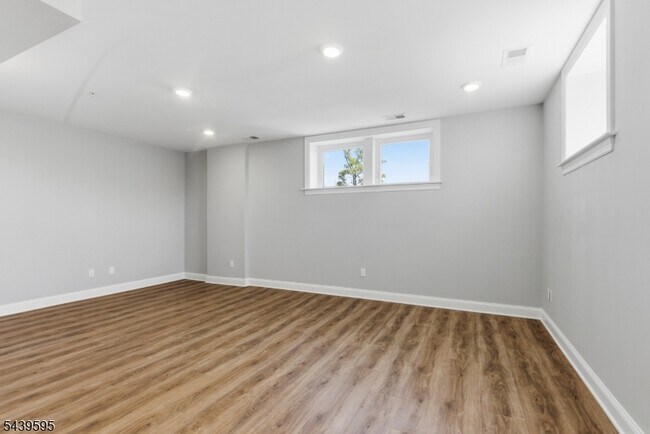 Building Photo - 18 N Union Ave