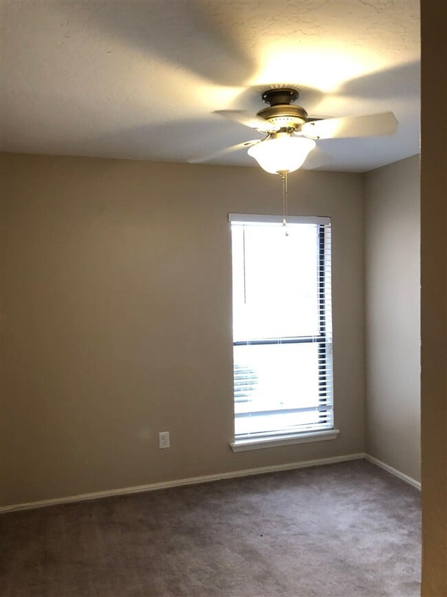 Building Photo - 1405 SE Hillcrest Ave