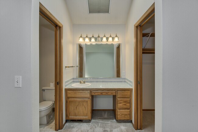 Building Photo - Beautiful cul-de-sac home, with fenced in yard