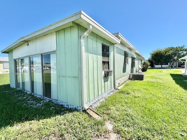 Building Photo - Unfurnished 2 Bedroom Manufactured Home in Barefoot Bay Available Now!