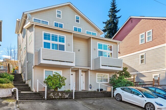 Building Photo - Modern 3-Bedroom Townhouse with Laundry in...