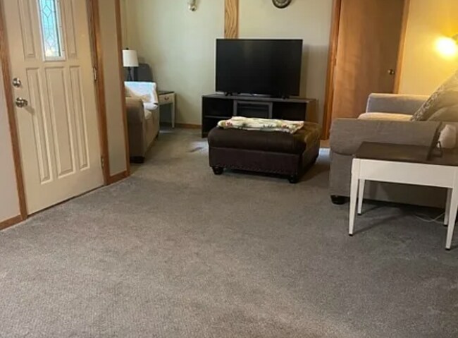 Building Photo - 4-Bedrooms! Garage! PETS WELCOME