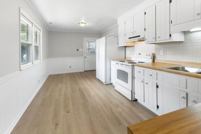 Building Photo - 3 Bedroom 1.5 Bath Ranch in Hope Mills
