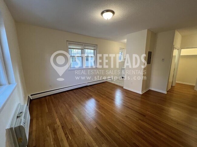 Building Photo - bedroom in Boston MA 02135