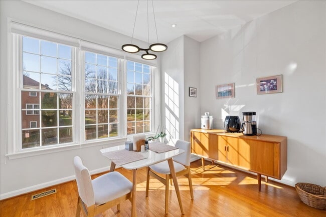 Building Photo - Beautiful End-Unit Townhome with Spacious Interior and Outdoor Living