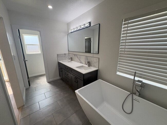 Building Photo - Available NOW Recently Renovated 3BR/3BA Home with Modern Finishes & Spacious Backyard Near Downt...