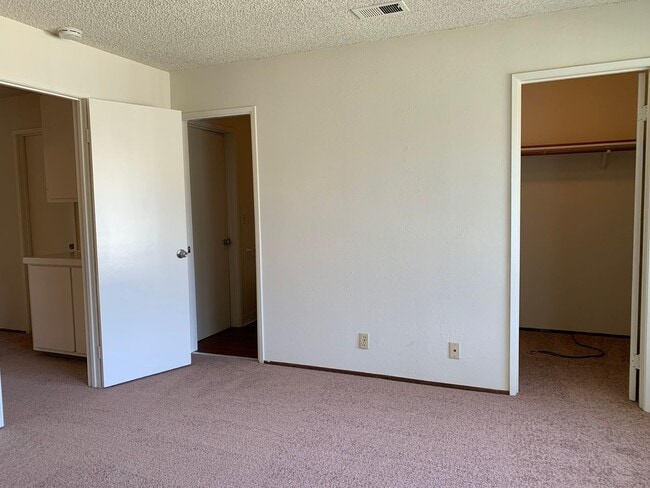 Building Photo - Spacious Townhouse