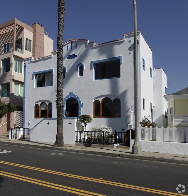 Building Photo - 2211 Ocean Ave