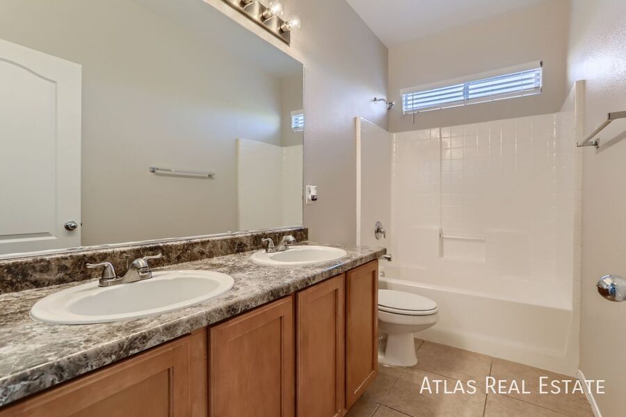 Building Photo - 10549 Lessona St