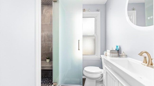 Building Photo - 816 St James Pl