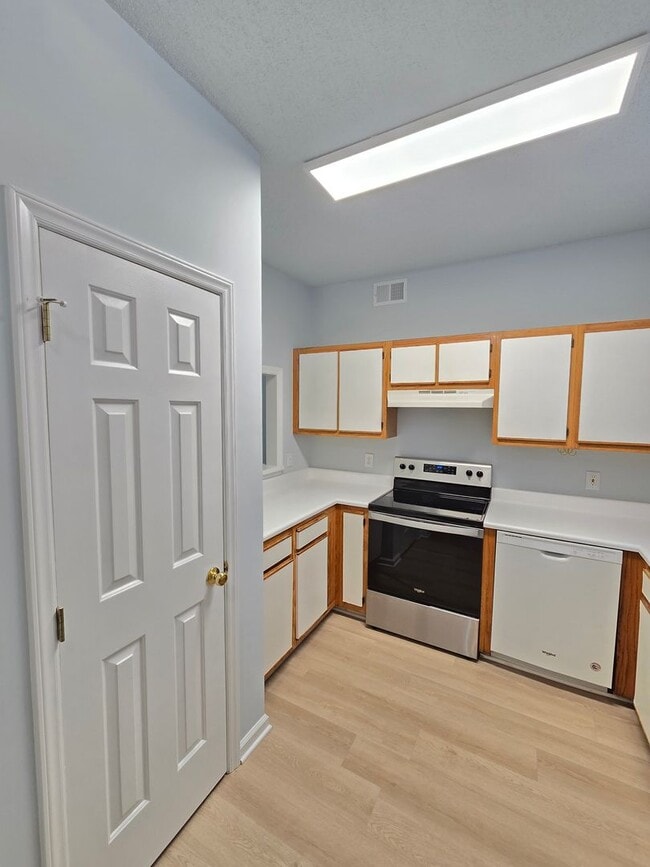 Building Photo - HAMPTON PLACE - First Floor condo near Pin...