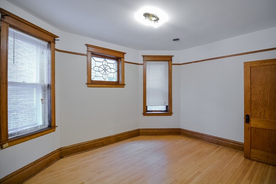 Building Photo - 2231 W Walton St