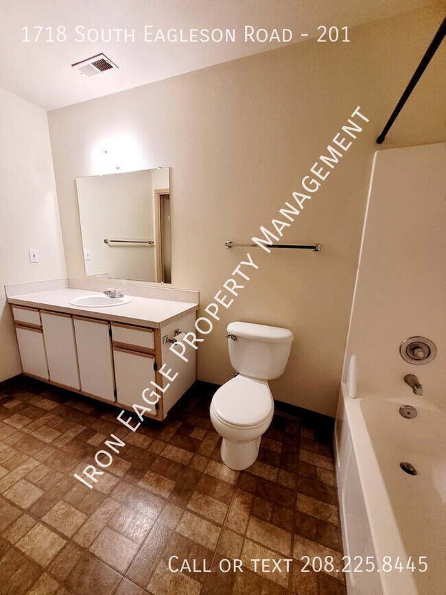 Building Photo - 1718 S Eagleson Rd