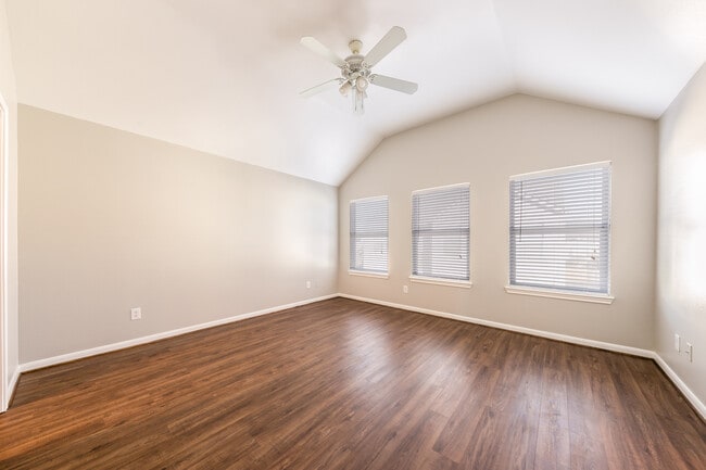 Building Photo - 2218 Naomi St