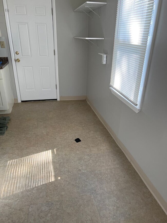 Building Photo - Don't miss out on this cozy home!