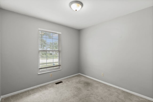 Building Photo - 679 Dundee Ct