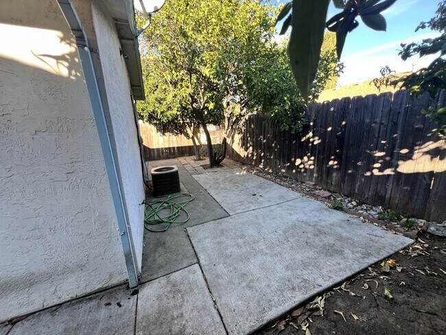 Building Photo - 2321 Banyan Way