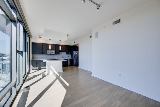 Building Photo - Beautiful 15th floor condo at TwelveTwelve