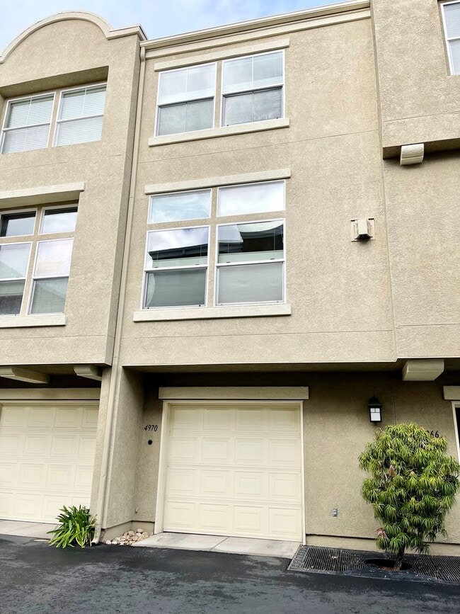 Building Photo - Stunning 2 Bedroom/2.5 Bath Furnished Town...