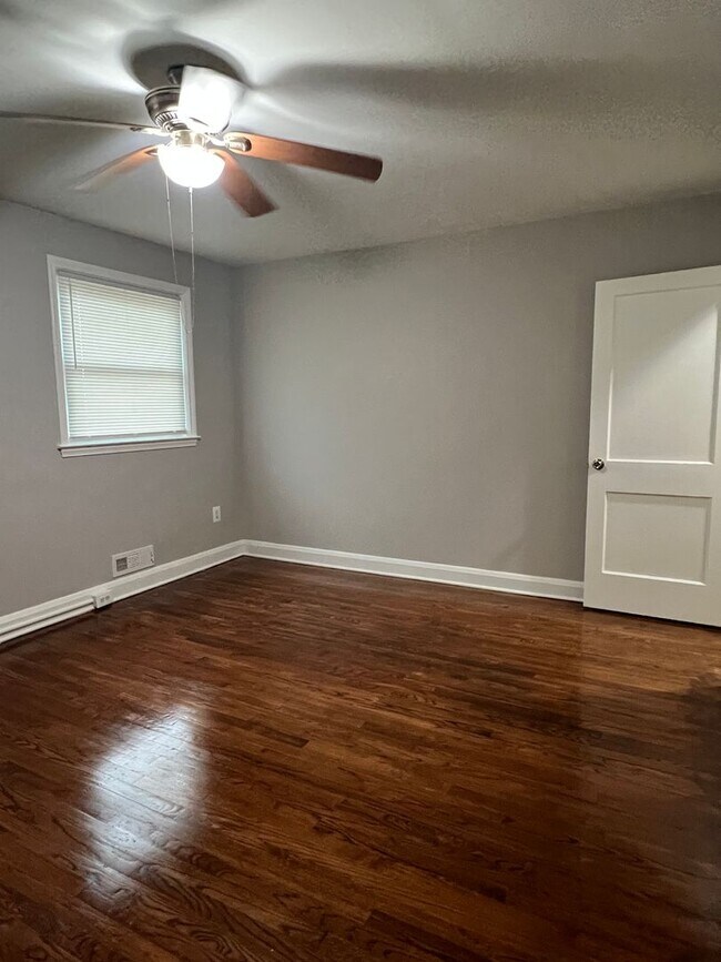 Building Photo - 2 Bedroom 1 Bathroom