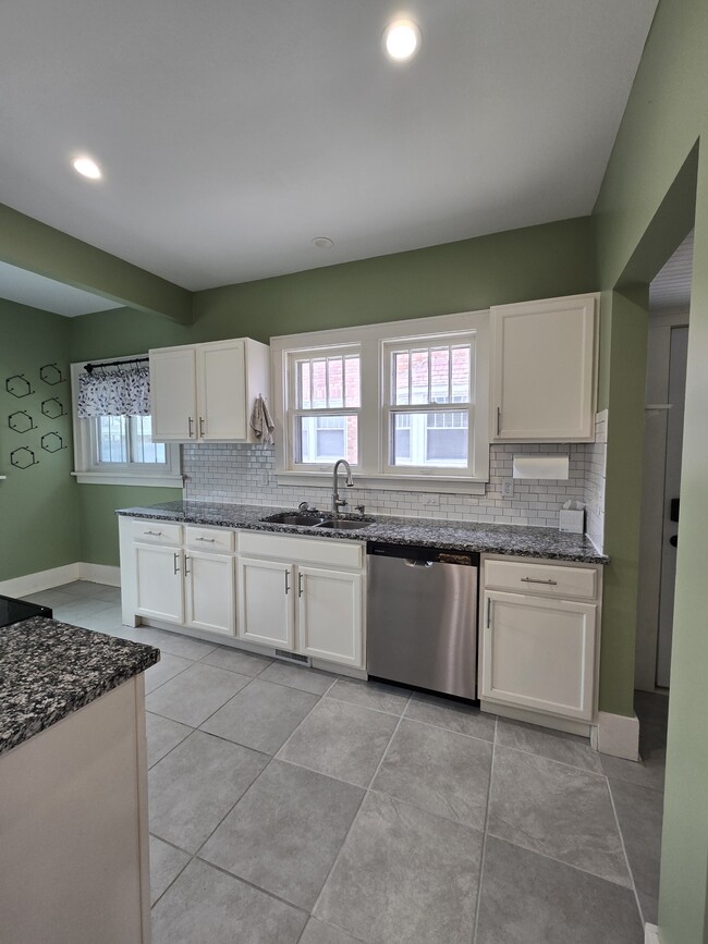 Building Photo - 1321 W Univ Ave