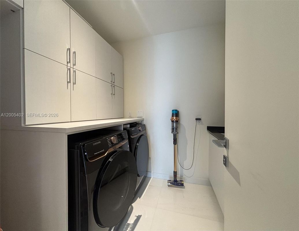 Building Photo - 300 Biscayne Blvd Way